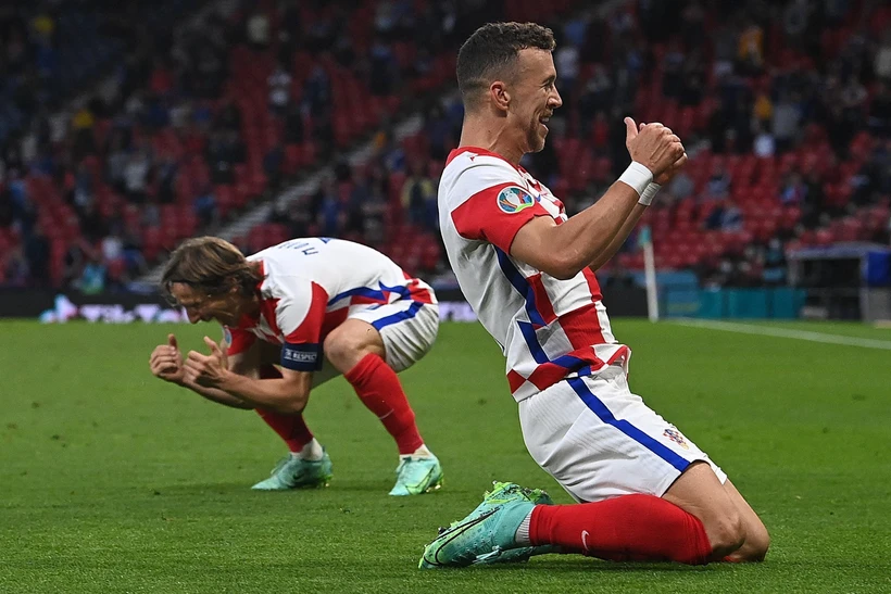 Hai lão tướng kỳ cựu của Croatia Ivan Perisic (phải) và Luka Modric mừng chiến thắng quan trọng của đội nhà trong trận đấu lượt cuối bảng D gặp Scotland. (Ảnh: AFP/TTXVN)