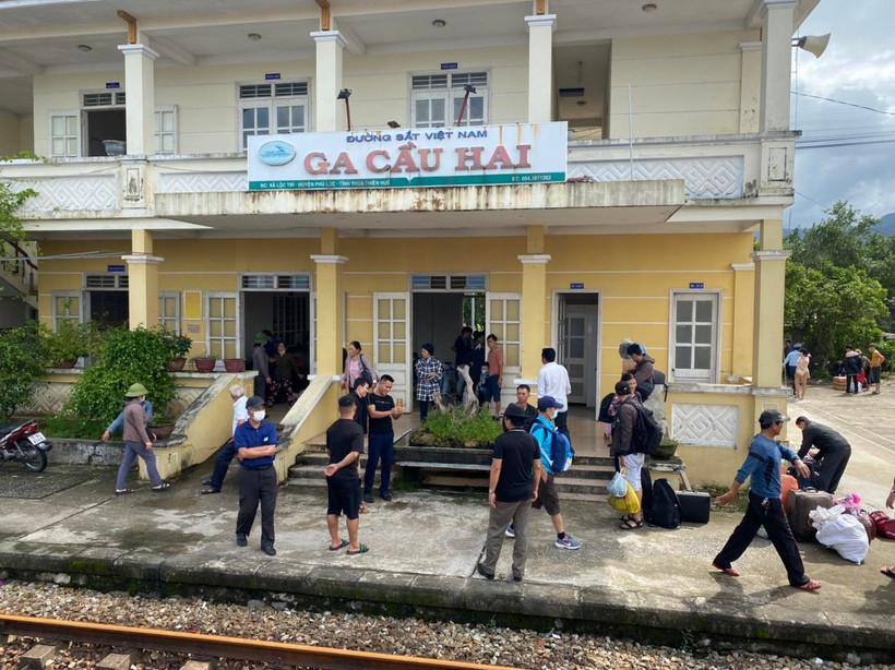 Tàu Bắc-Nam bị gián đoạn, hơn 1.000 khách phải chuyển tải do mưa lũ. (Ảnh: CTV/Vietnam+)