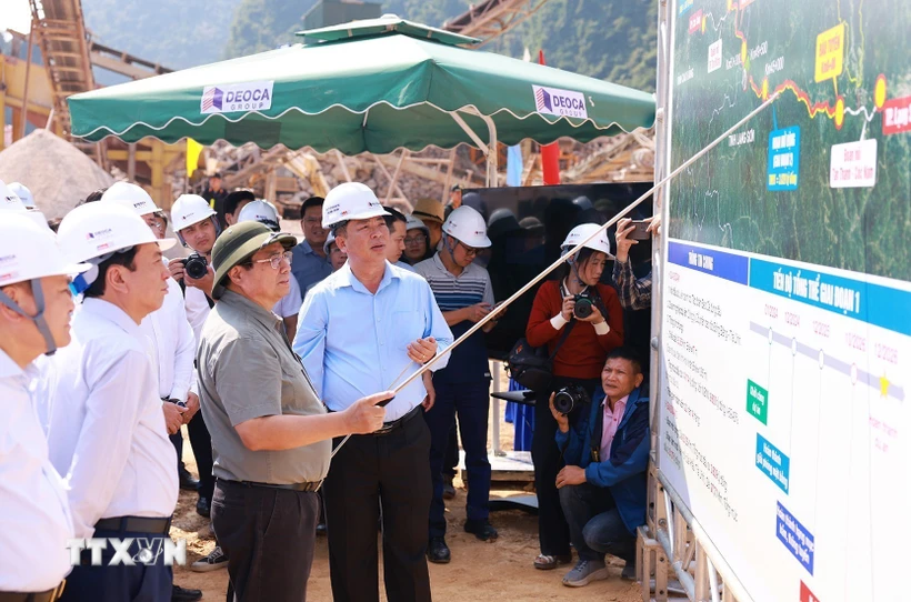 Thủ tướng Phạm Minh Chính kiểm tra thi công đường bộ cao tốc Đồng Đăng-Trà Lĩnh đoạn qua tỉnh huyện Thạch An, Cao Bằng. (Ảnh: Dương Giang/TTXVN)