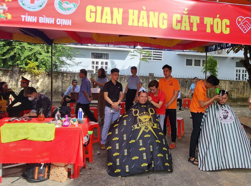 Người dân được cắt tóc miễn phí tại Chương trình Tết Nhân ái. (Ảnh: Sỹ Thắng/TTXVN)