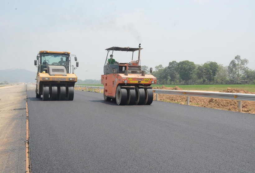 Nhà thầu thi công thảm nhựa mặt đường một tuyến cao tốc. (Ảnh: Việt Hùng/Vietnam+)