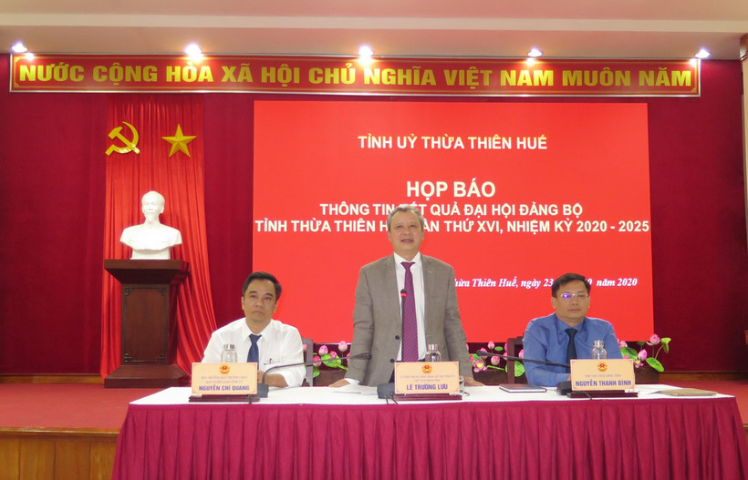Bí thư Tỉnh ủy Thừa Thiên-Huế khóa XVI Lê Trường Lưu chủ trì họp báo. (Ảnh: Tường Vi/TTXVN)