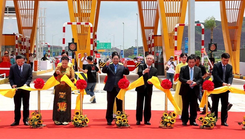 Thủ tướng Chính Phủ Phạm Minh Chính và các đồng chí lãnh đạo cắt băng khánh thành đường cao tốc Vân Đồn-Móng Cái. (Ảnh: Việt Hùng/Vietnam+)