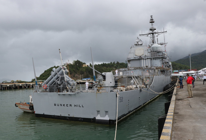 Tàu USS Bunker Hill (CG52) cập cảng Tiên Sa, thành phố Đà Nẵng. (Ảnh: Quốc Dũng/TTXVN)