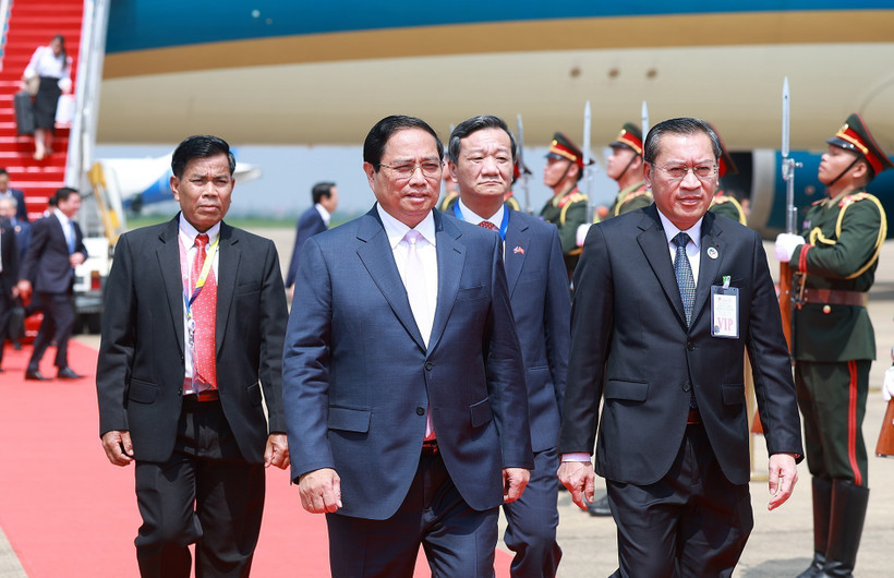 Lễ đón Thủ tướng Phạm Minh Chính đến thủ đô Vientiane (Lào), bắt đầu chuyến tham dự Hội nghị Cấp cao ASEAN lần thứ 44, 45. (Ảnh: Dương Giang/TTXVN)