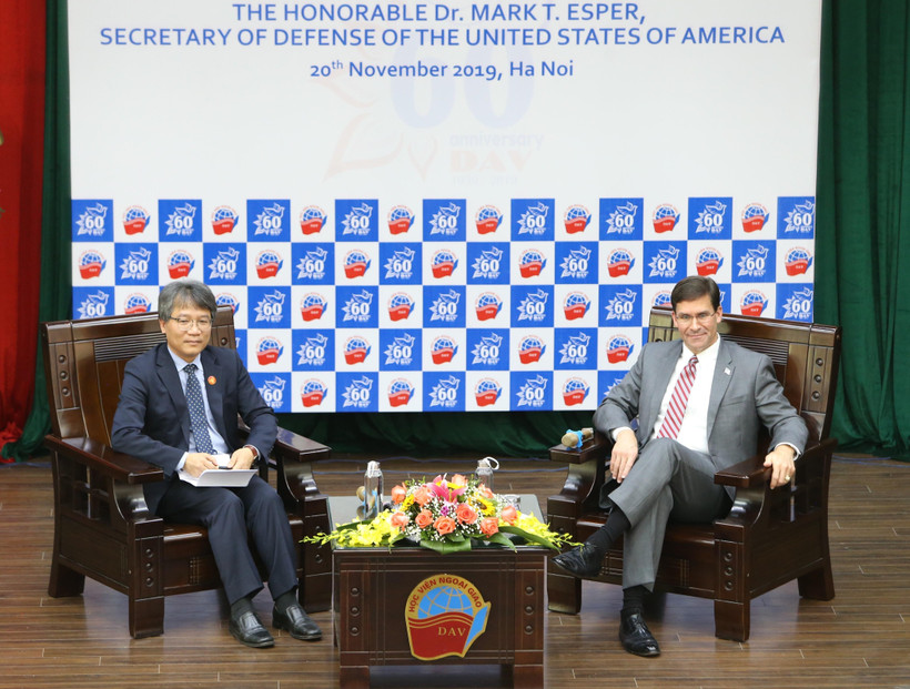 Bộ trưởng Quốc phòng Hoa Kỳ Mark Esper trao đổi với sinh viên Học viện Ngoại giao. (Ảnh: Dương Giang/TTXVN)