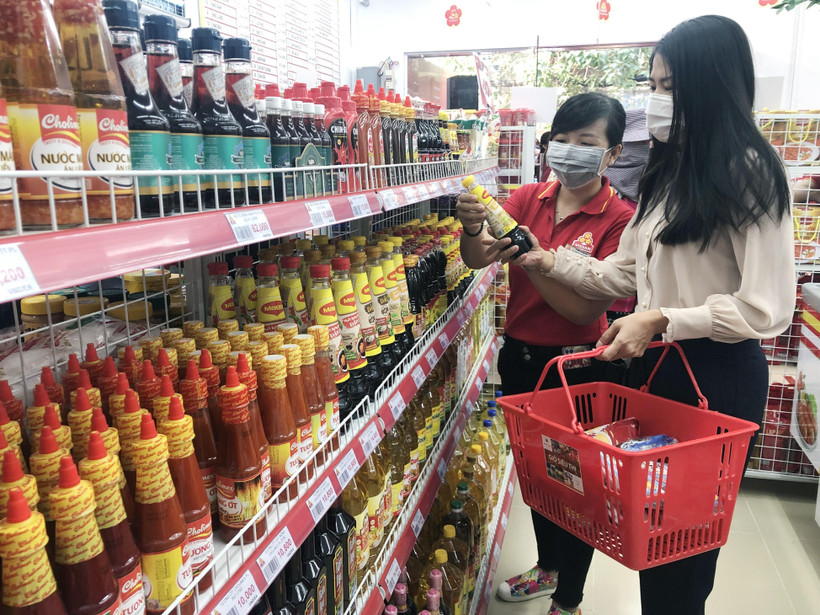 Khách mua sắm tại cửa hàng Vissan. (Ảnh: Mỹ Phương/TTXVN)