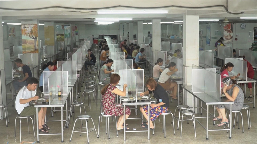 Công ty Hansol vina có 4.000 công nhân đã đầu tư khu ăn uống có vách ngăn tránh lây nhiễm bệnh. (Ảnh: TTXVN phát)