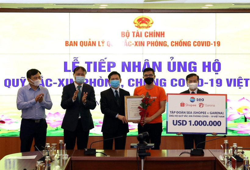 Tập đoàn SEA (Singapore) ủng hộ Quỹ vaccine phòng, chống COVID-19 số tiền 1 triệu USD. (Ảnh: Phạm Hậu/TTXVN)