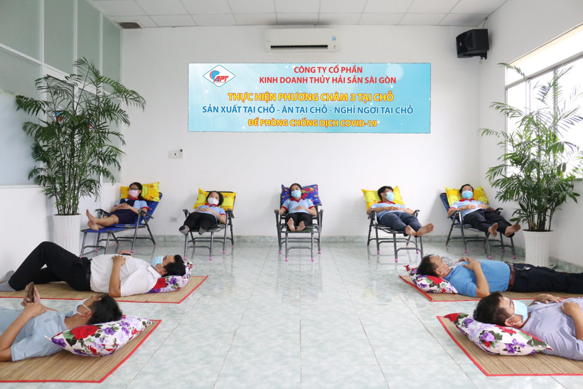 Khu vực hội trường và các văn phòng chưa sử dụng được Công ty cổ phần Kinh doanh Thủy hải sản Sài Gòn bố trí làm chỗ ngủ cho công nhân viên. (Ảnh: Xuân Anh/TTXVN)