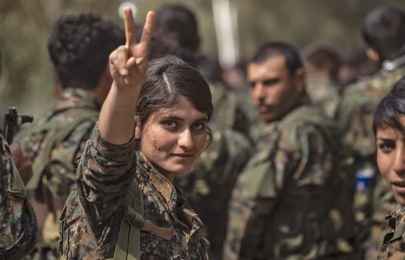 Thành viên Lực lượng dân chủ Syria (SDF) sau chiến dịch truy quét các tay súng cuối cùng của Tổ chức khủng bố Hồi giáo (IS) tự xưng tại thành trì ở làng Baghouz, miền Đông Syria. (Ảnh: AFP/TTXVN)