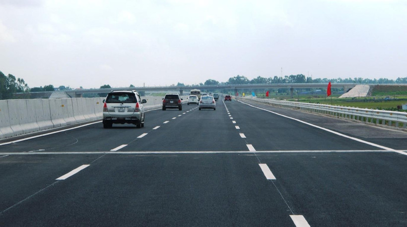 Phương tiện lưu thông trên đoạn tuyến cao tốc. (Ảnh: Việt Hùng/Vietnam+)