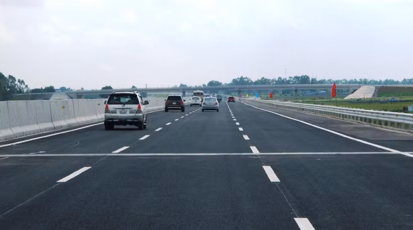 Phương tiện lưu thông trên đoạn tuyến cao tốc. (Ảnh: Việt Hùng/Vietnam+)