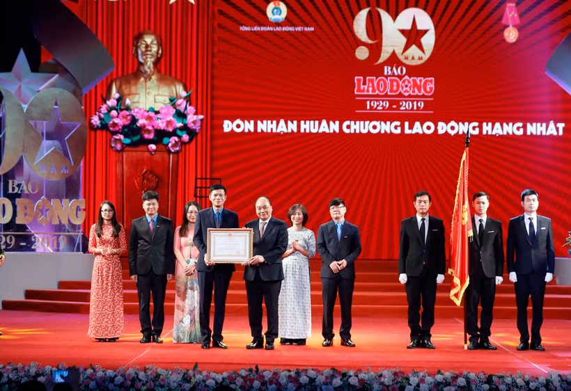 Thủ tướng Nguyễn Xuân Phúc trao tặng Huân chương Lao động hạng Nhất cho Báo Lao Động. (Ảnh: Thống Nhất/TTXVN)