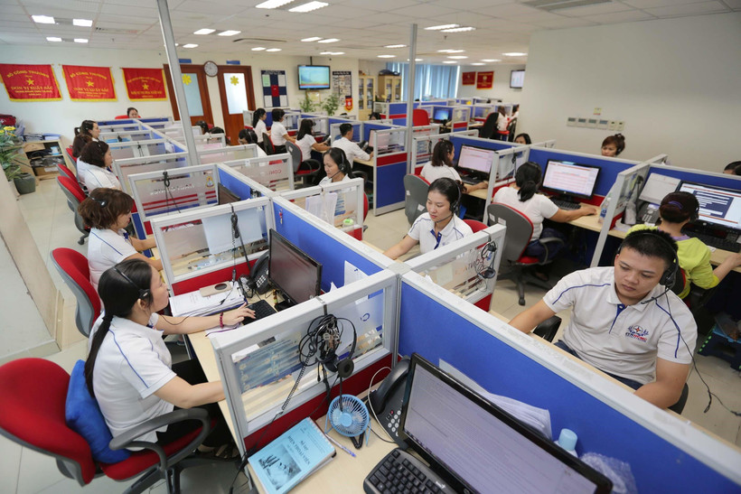 Tổng đài chăm sóc khách hàng EVN HCMC 1900545454 trên đường line 24/24. (Ảnh: Thanh Vũ/TTXVN)