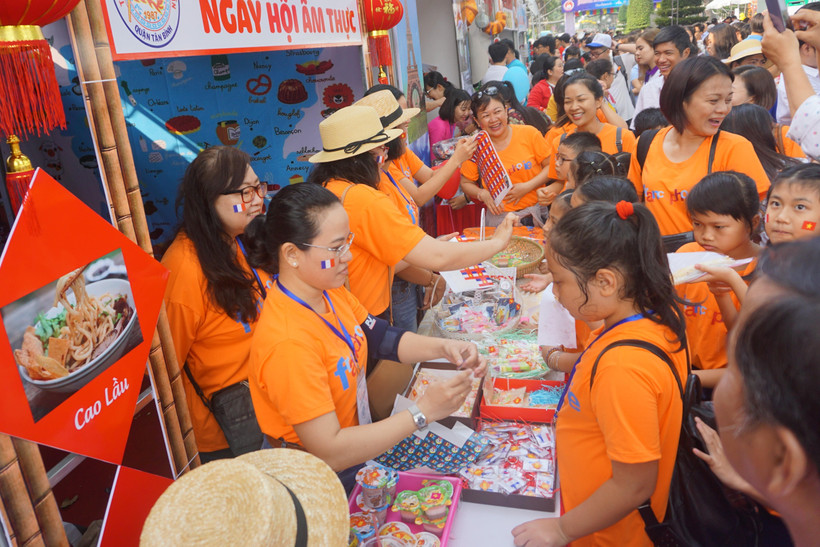 Học sinh đến tham quan, tìm hiểu tại các gian hàng. (Ảnh: Thu Hoài/TTXVN) 