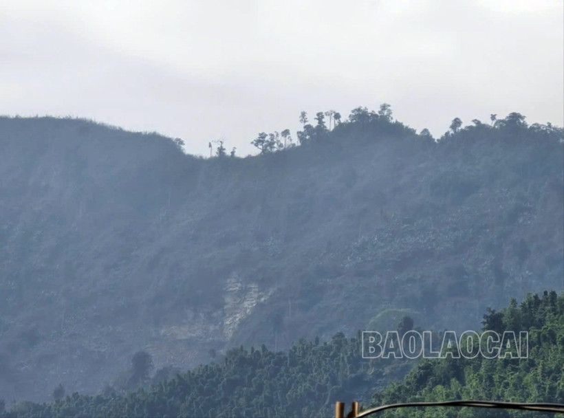 Nơi xuất hiện vụ nổ phía trên điểm sạt lở ở làng Nủ xảy ra hồi đầu tháng 9 vừa qua. (Nguồn: Báo Lào Cai)