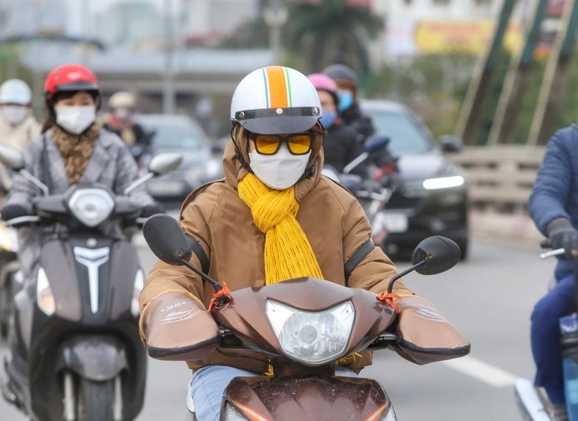 Người dân trang bị đầy đủ áo, khăn chống rét và găng tay khi ra đường. (Ảnh: Tuấn Đức/TTXVN)