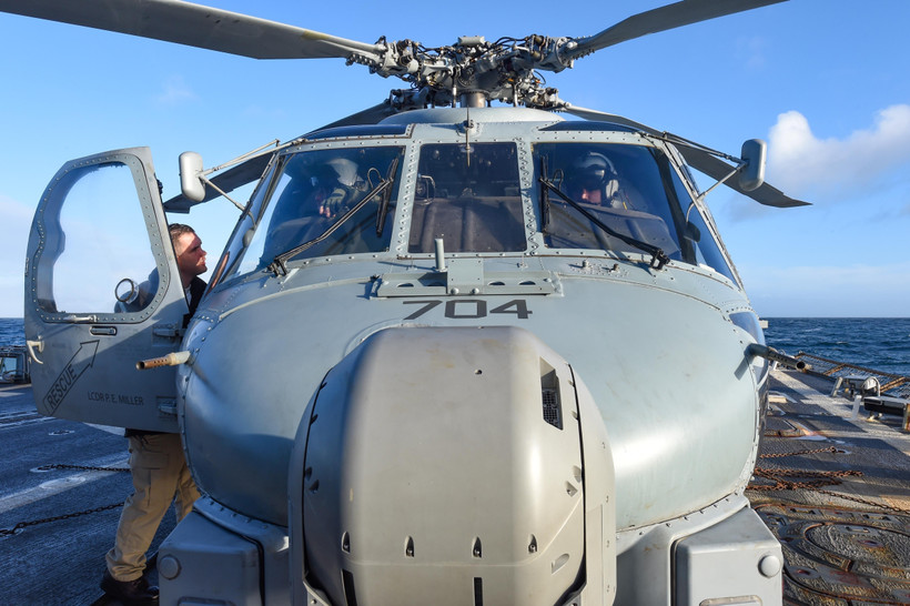 Trực thăng MH-60R của Mỹ trêu tàu khu trục USS Gravely ở Biển Bắc ngày 19/2/2019. (Ảnh: AFP/TTXVN)