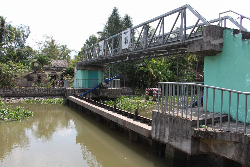 Hệ thống cống trên địa bàn thành phố Vị Thanh được vận hành nhằm ngăn nước mặn xâm nhập sâu. (Ảnh: Hồng Thái/TTXVN)