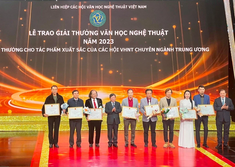 Trao Giải thưởng Văn học nghệ thuật năm 2023 cho các tác phẩm xuất sắc của các Hội Văn học nghệ thuật chuyên ngành Trung ương. (Ảnh: Báo Hà Nội mới)