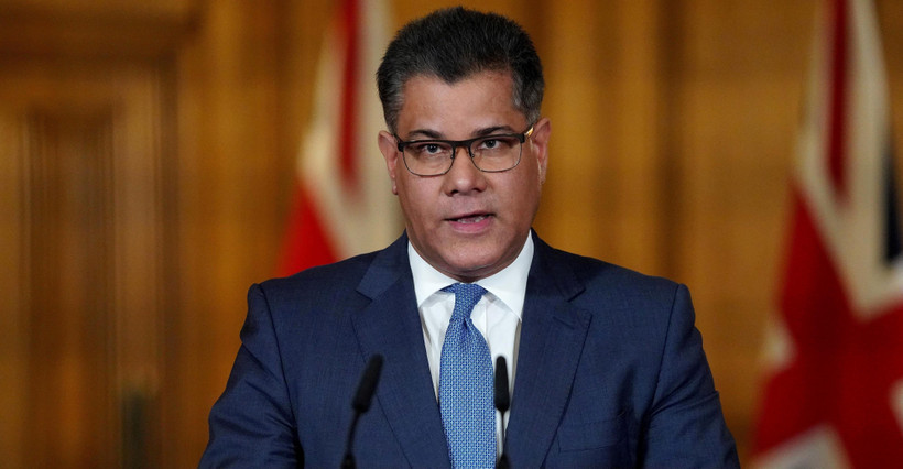 Bộ trưởng Kinh doanh Anh Alok Sharma phát biểu tại cuộc họp báo ở London ngày 1/4/2020. (Ảnh: AFP/TTXVN)