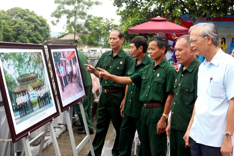 Đông đảo người dân Thái Nguyên đến tham quan triển lãm. (Ảnh: Thu Hằng/TTXVN)