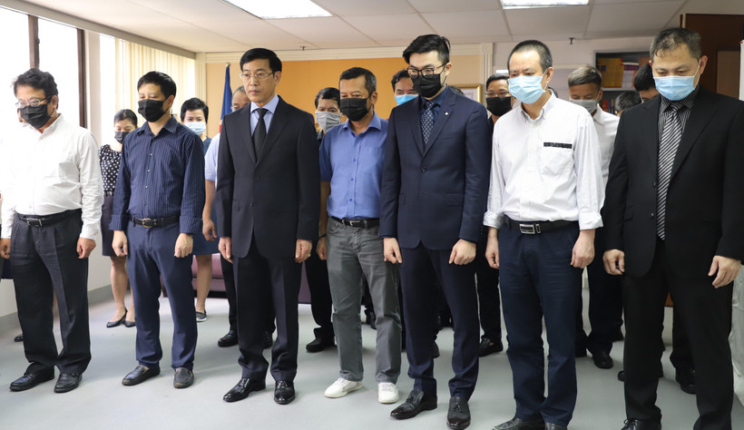 Tổng Lãnh sự Trần Thanh Huân (thứ ba từ trái sang) cùng cán bộ các cơ quan đại diện của Việt Nam tại Hong Kong viếng nguyên Tổng Bí thư Lê Khả Phiêu. (Ảnh: Xuân Tuấn/Vietnam+)