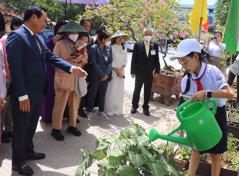 Công chúa Maha Chakri Sirindhorn tham quan vườn rau của học sinh trường Tiểu học Nguyễn Tất Thành. (Ảnh: Thanh Thủy/TTXVN)