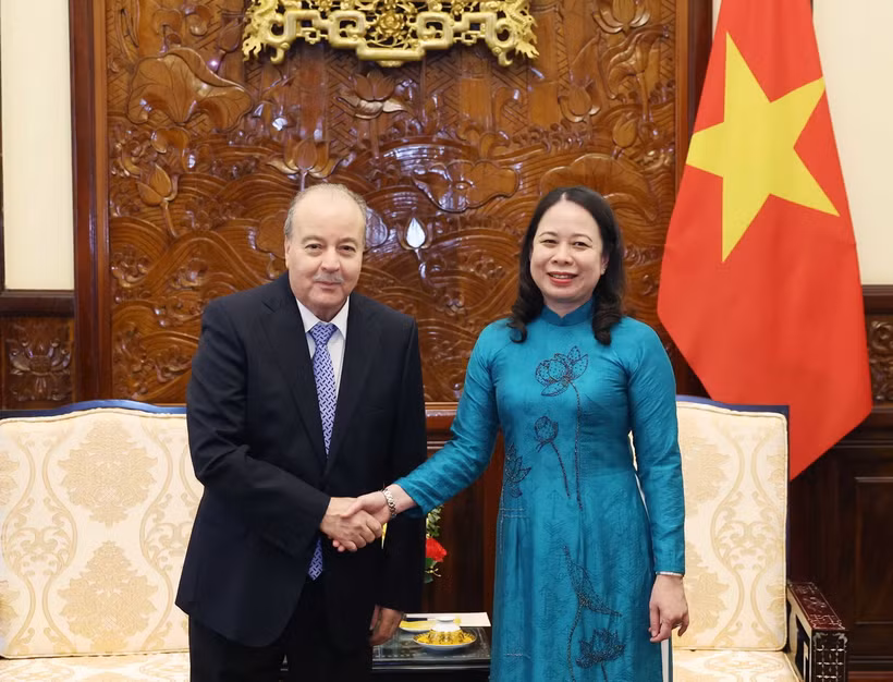 Quyền Chủ tịch nước Võ Thị Ánh Xuân và Đại sứ Cộng hòa Algeria tại Việt Nam Abdelhamid Boubazine. (Ảnh: Thống Nhất/TTXVN)