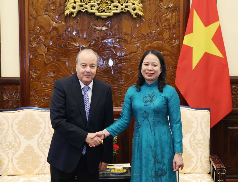 Quyền Chủ tịch nước Võ Thị Ánh Xuân và Đại sứ Cộng hòa Algeria tại Việt Nam Abdelhamid Boubazine. (Ảnh: Thống Nhất/TTXVN)