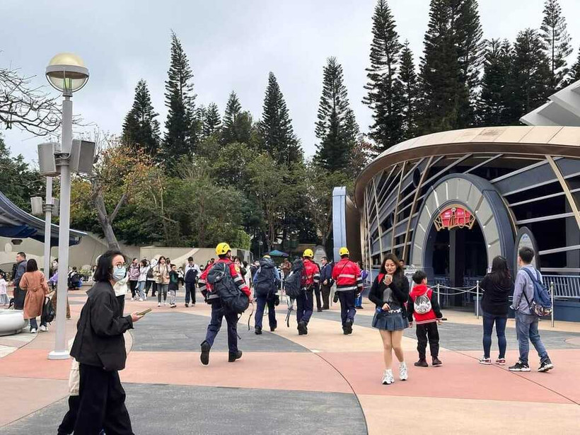 40 nhân viên cứu hộ đã được huy động đến Disneyland để cứu hộ những người mắc kẹt. (Ảnh: The Standard)