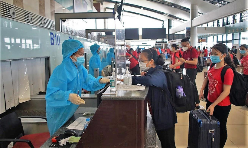 Các y bác sĩ, sinh viên, giảng viên thuộc các sở y tế, bệnh viện, đại học y ở 4 tỉnh thành phía Bắc là Hà Nội, Thái Bình, Ninh Bình và Hà Giang vào miền Nam chống dịch. (Ảnh: CTV/Vietnam+)