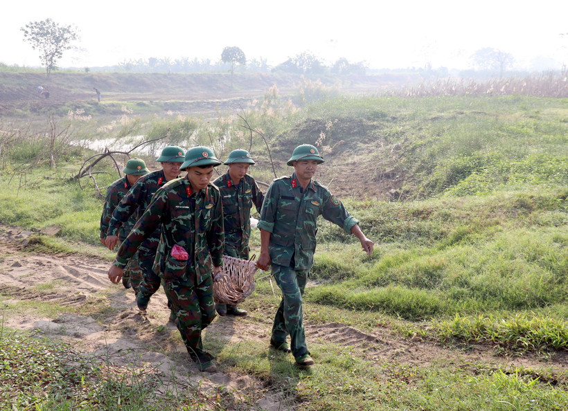 Lực lượng công binh tỉnh Hưng Yên di dời quả bom về nơi hủy nổ. (Ảnh: Đinh Văn Nhiều/TTXVN)