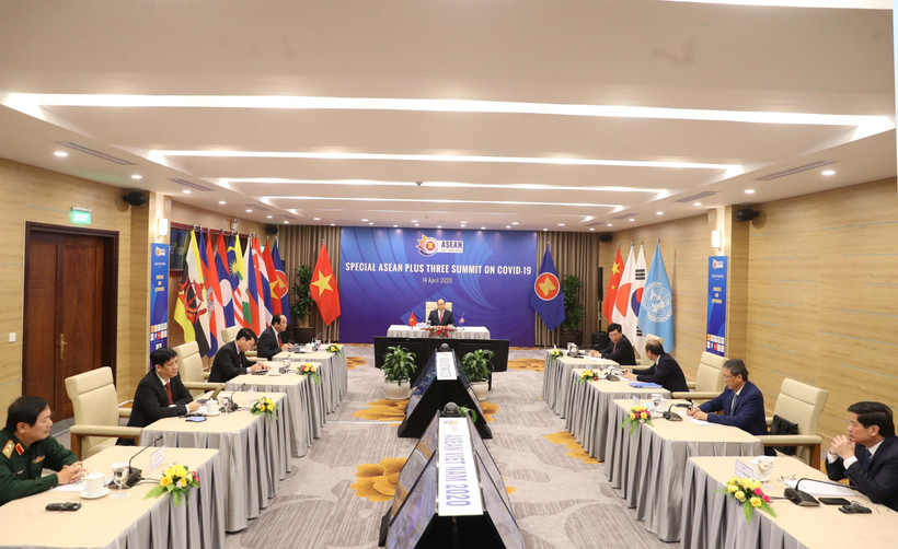 Thủ tướng Nguyễn Xuân Phúc chủ trì Hội nghị Cấp cao ASEAN+3 về ứng phó với dịch bệnh COVID-19. (Ảnh: Thống Nhất/TTXVN)