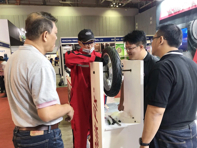 Khách tham quan triển lãm. (Ảnh: Mỹ Phương/TTXVN)
