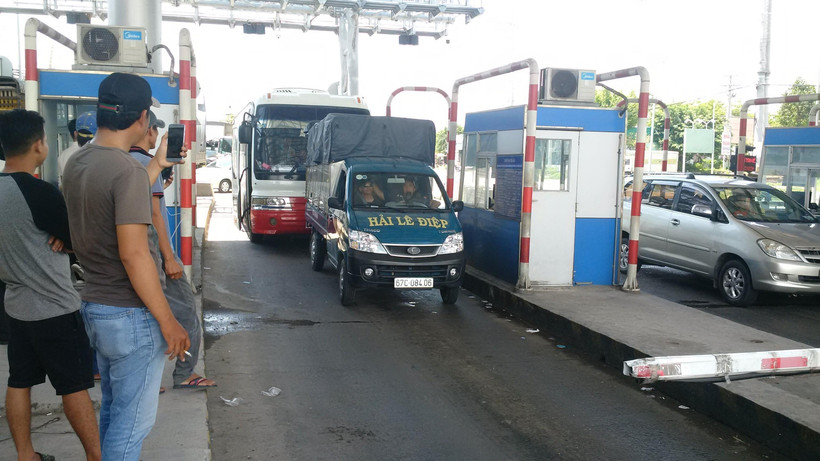 Các phương tiện lưu thông khó khăn qua trạm BOT T2 trưa 21/5/2019. (Ảnh: TTXVN)