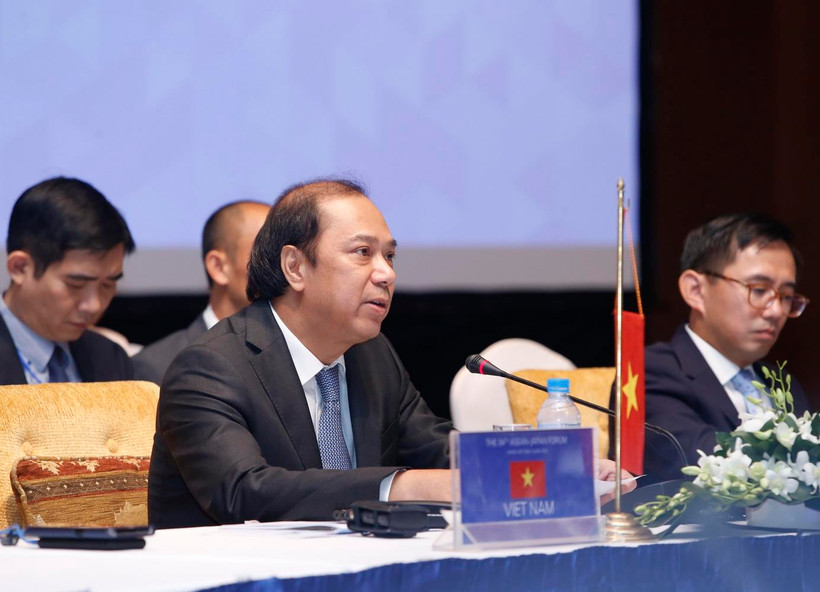 Thứ trưởng Bộ Ngoại giao Nguyễn Quốc Dũng đồng chủ trì diễn đàn. (Ảnh: Lâm Khánh/TTXVN)