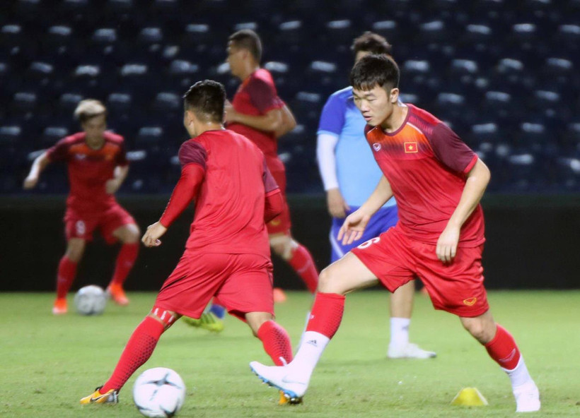 Đội tuyển Việt Nam tập trên sân Chang Arena. (Nguồn VFF)