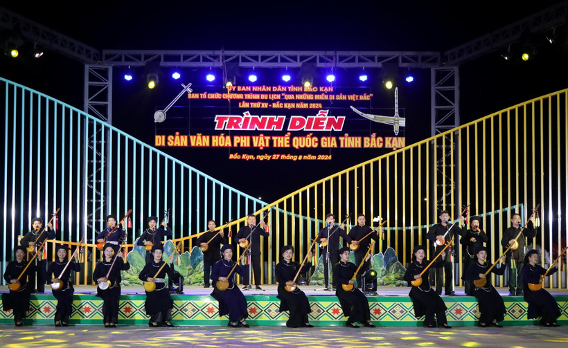 Trình diễn di sản Hát Then - Đàn tính. (Ảnh: Vũ Hoàng Giang/TTXVN)