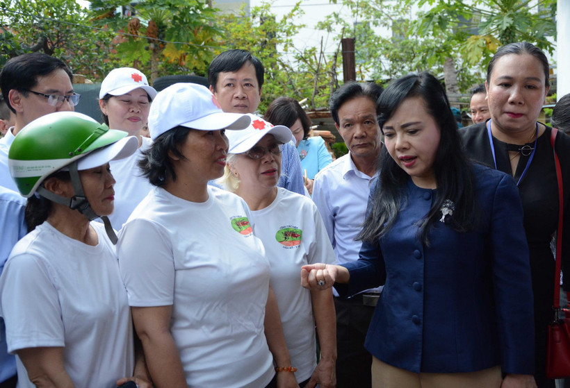 Bộ trưởng Bộ Y tế kiểm tra tình hình phòng chống sốt xuất huyết tại phường An Hải Đông (quận Sơn Trà, thành phố Đà Nẵng). (Ảnh: Văn Dũng/TTXVN)