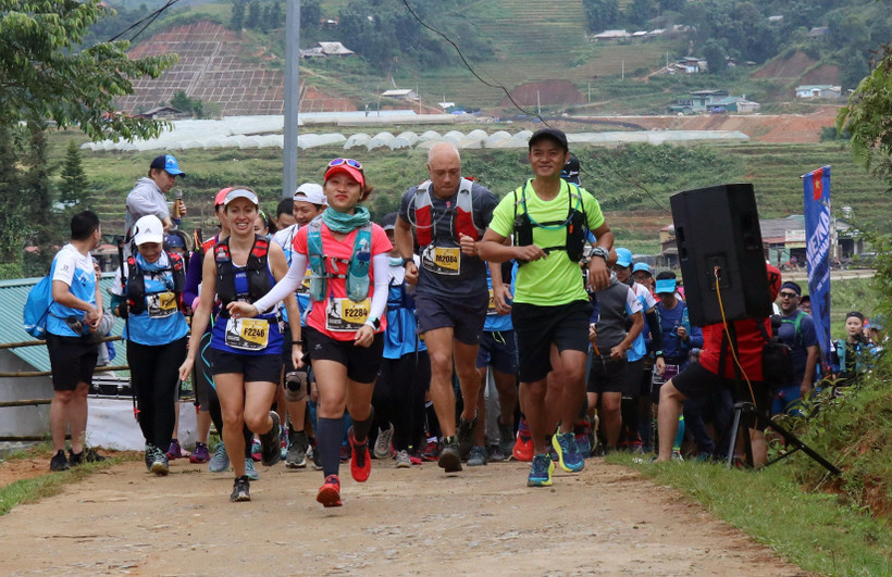 Các vận động viên tranh tài trên đường chạy 21 km. (Ảnh: Quốc Khánh/TTXVN)