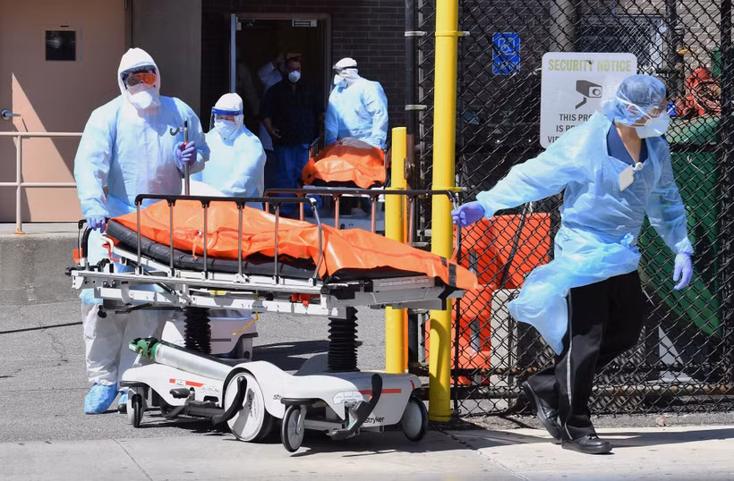 Nhân viên y tế chuyển bệnh nhân nhiễm COVID-19 tại Brooklyn, New York. (Ảnh: AFP/TTXVN)
