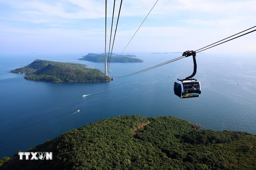 Cáp treo Hòn Thơm (Phú Quốc) được vinh danh trong 11 trải nghiệm cáp treo ngoạn mục nhất châu Á. (Nguồn: TTXVN)