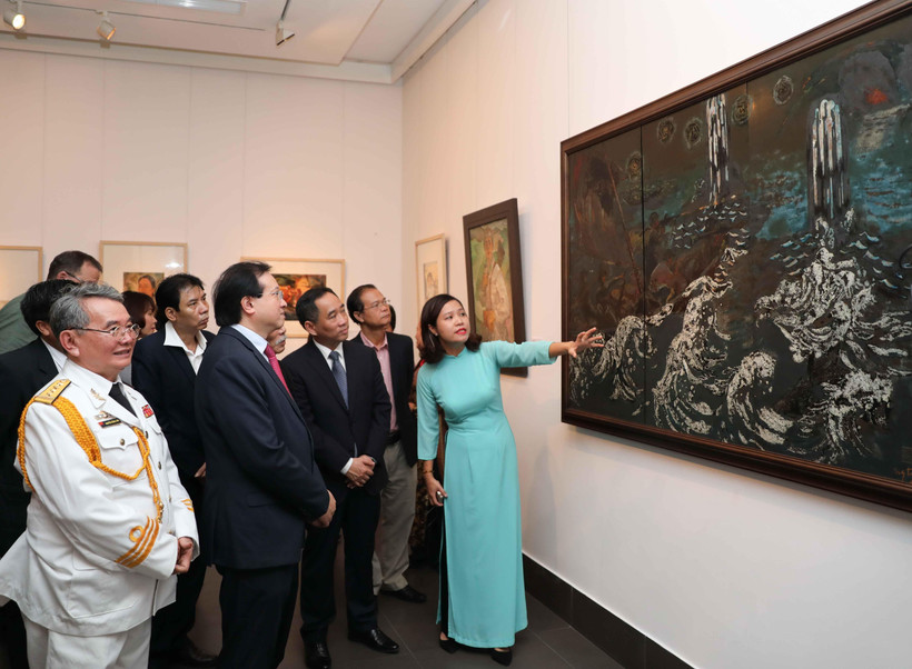 Đại biểu tham quan Triển lãm trong sáng khai mạc. (Ảnh: Thanh Tùng/TTXVN)