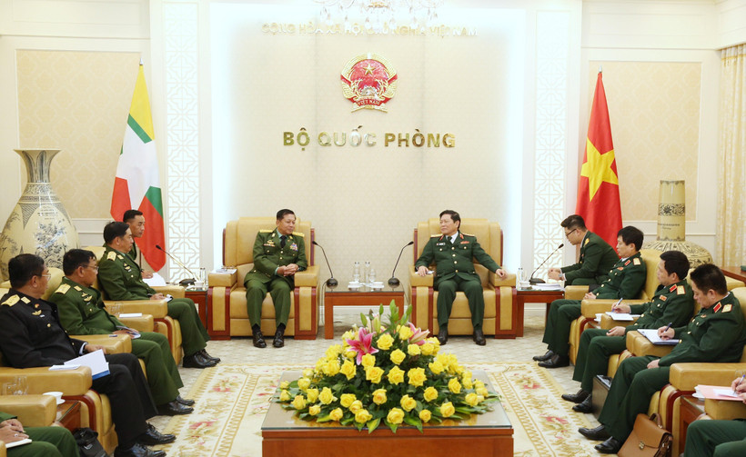 Đại tướng Ngô Xuân Lịch tiếp Thống tướng Min Aung Hlaing, Tổng Tư lệnh các lực lượng vũ trang Myanmar. (Ảnh: Dương Giang/TTXVN)