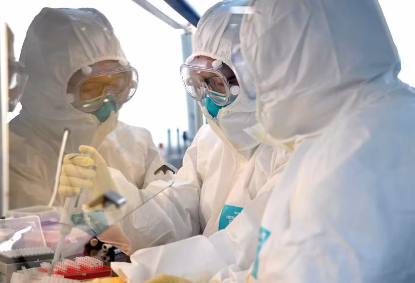 Nhóm nghiên cứu phân tích mẫu bệnh phẩm của bệnh nhân nhiễm virus SARS-CoV-2 tại phòng thí nghiệm ở Hà Nam, Trung Quốc ngày 4/2/2020. (Ảnh: THX/TTXVN)