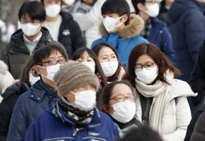 Người dân đeo khẩu trang phòng dịch viêm đường hô hấp cấp do virus COVID-19 tại Hokkaido, miền Bắc Nhật Bản. (Ảnh: Kyodo/TTXVN)