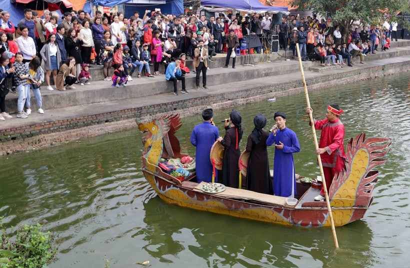 Liền anh, liền chị hát Quan họ trong Hội Lim. (Ảnh: Trần Việt/TTXVN)