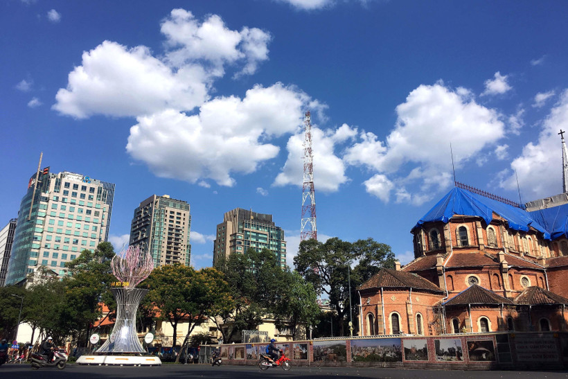 Người dân Thành phố Hồ Chí Minh hạn chế ra đường trong những ngày nắng nóng. (Ảnh: Thanh Vũ/TTXVN)